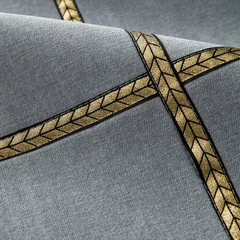 zoom sur la housse de canapé gris en chenille brodée