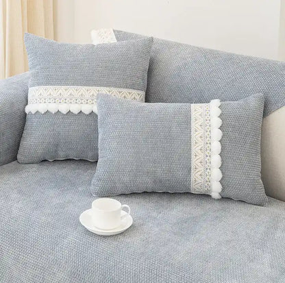 zoom sur les coussin d'une housse de canap gris 